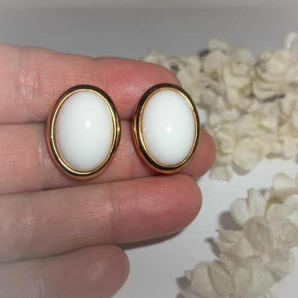 Vintage Earrings, White and Gold Vintage Earrings, Retro Earrings, Trifari 7385 - Picture 5 of 6